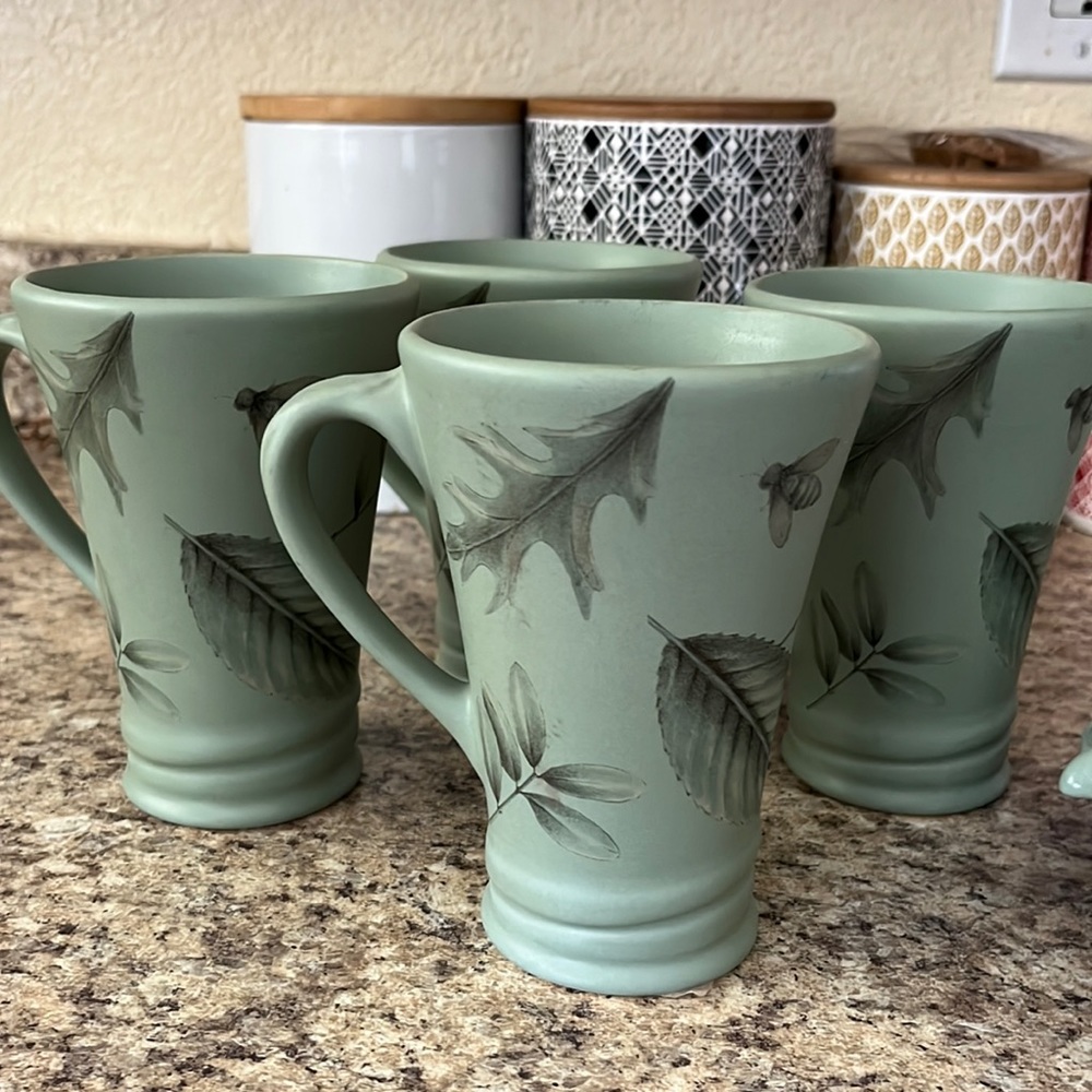 Mint green Pfaltzgraff Naturewood pieces. 4 mugs and 2 side plates.
